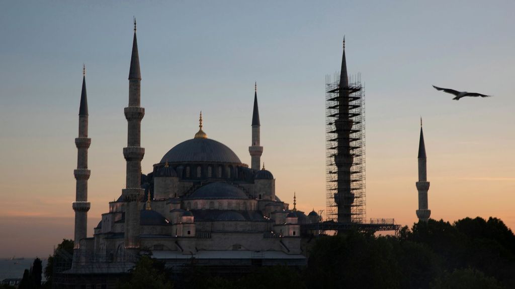 Papa Leone XIV heq këpucët, por nuk lutet në Xhaminë Blu