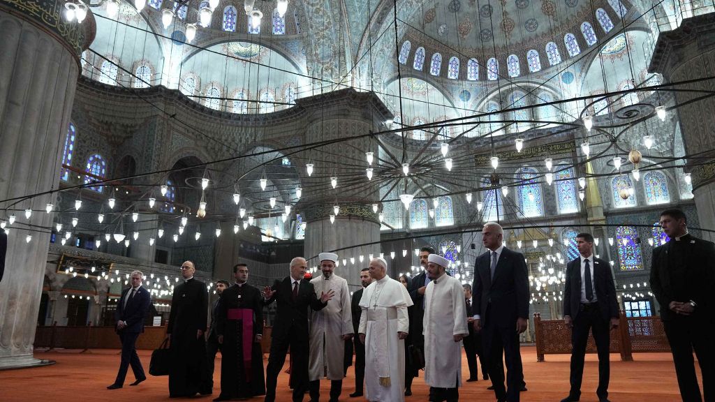 Papa Leone XIV heq këpucët, por nuk lutet në Xhaminë Blu