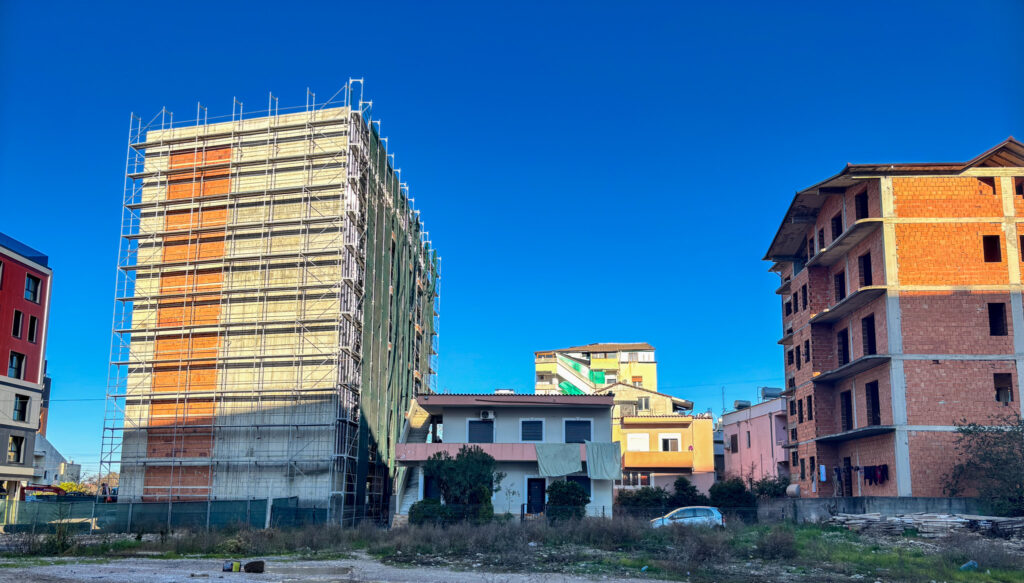 Kullat janë bosh: Brenda çmendurisë së ndërtimit