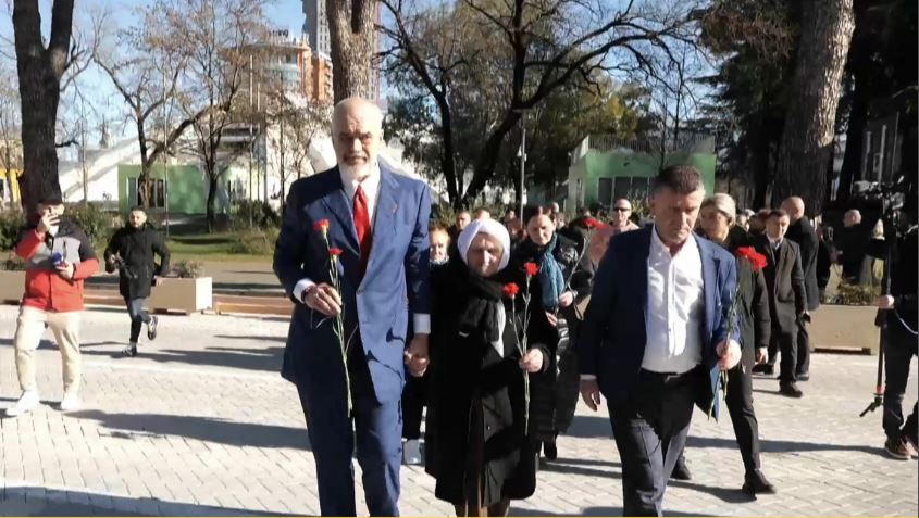 FOTO/ Rama dhe familjarët vendosin lule në vendin ku u vrarë 4