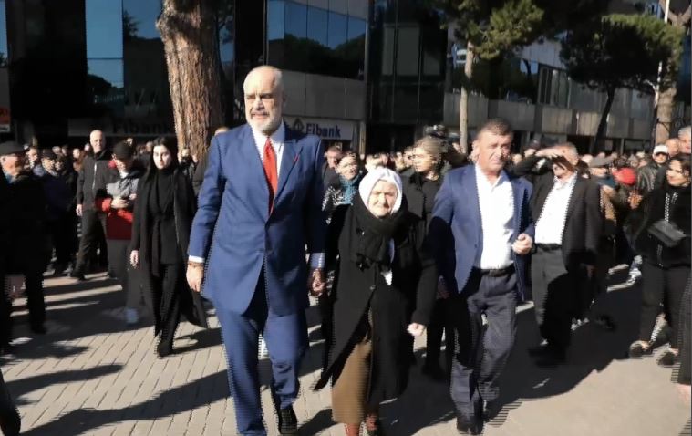 FOTO/ Rama dhe familjarët vendosin lule në vendin ku u vrarë 4