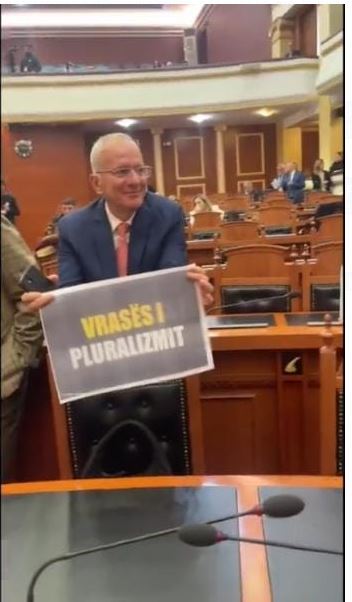 Nis seanca plenare! Deputetët e PD parrulla kundër Ramës:
