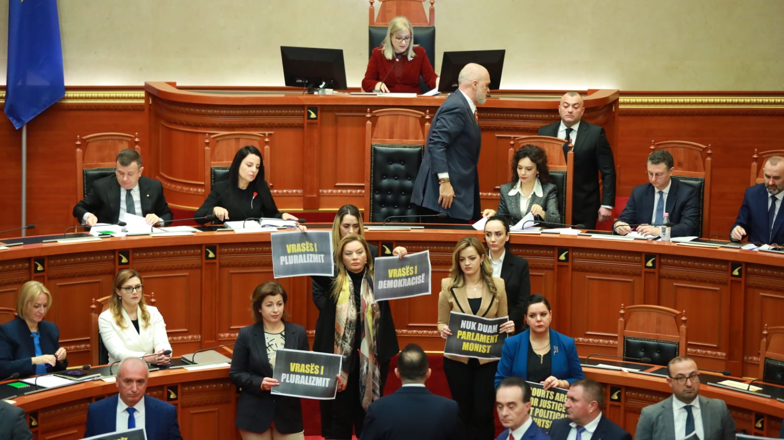 Frikë nga rregullorja e re dhe mbajtja e pagave? “Zbutet”