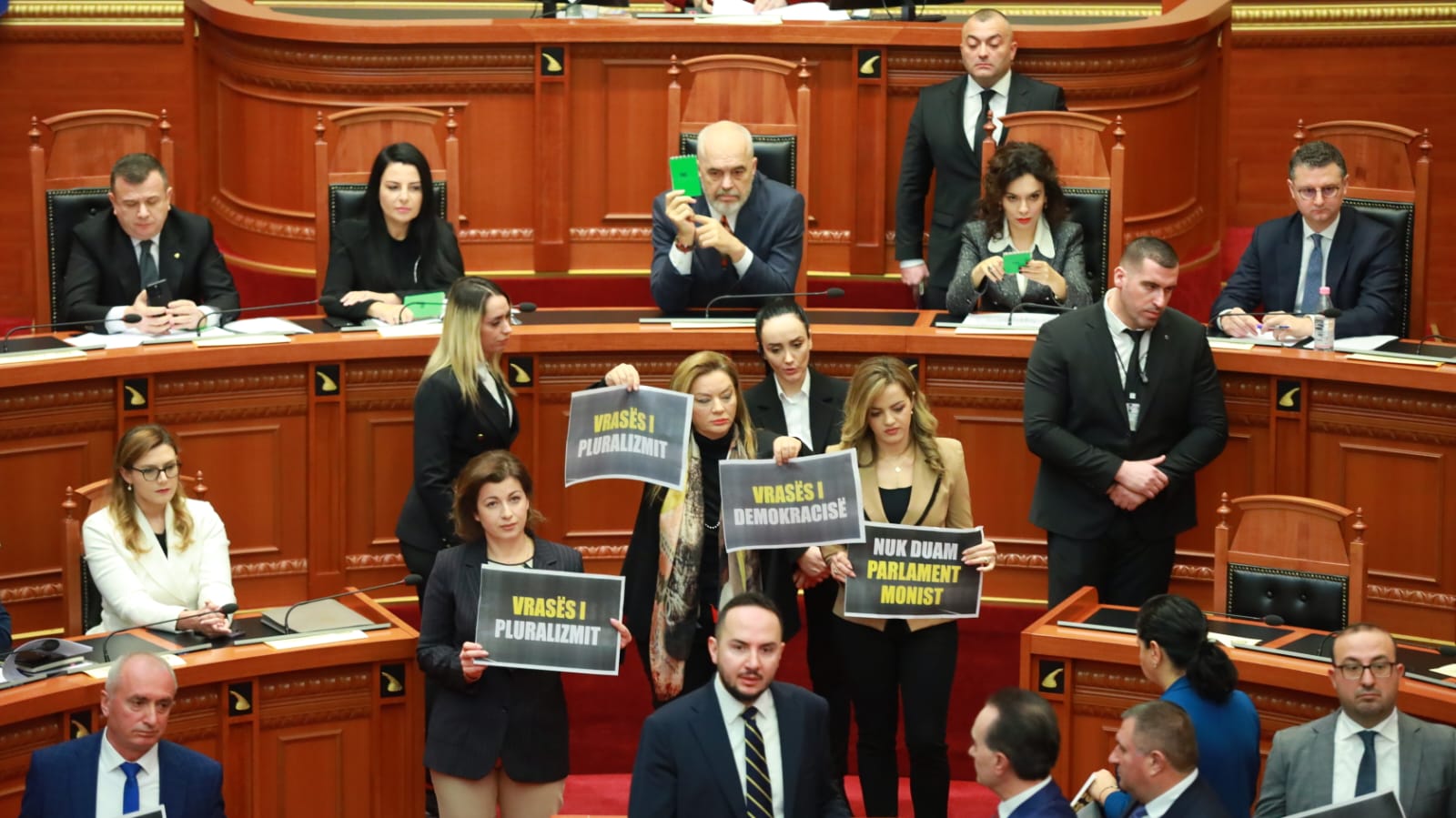 Frikë nga rregullorja e re dhe mbajtja e pagave? “Zbutet”