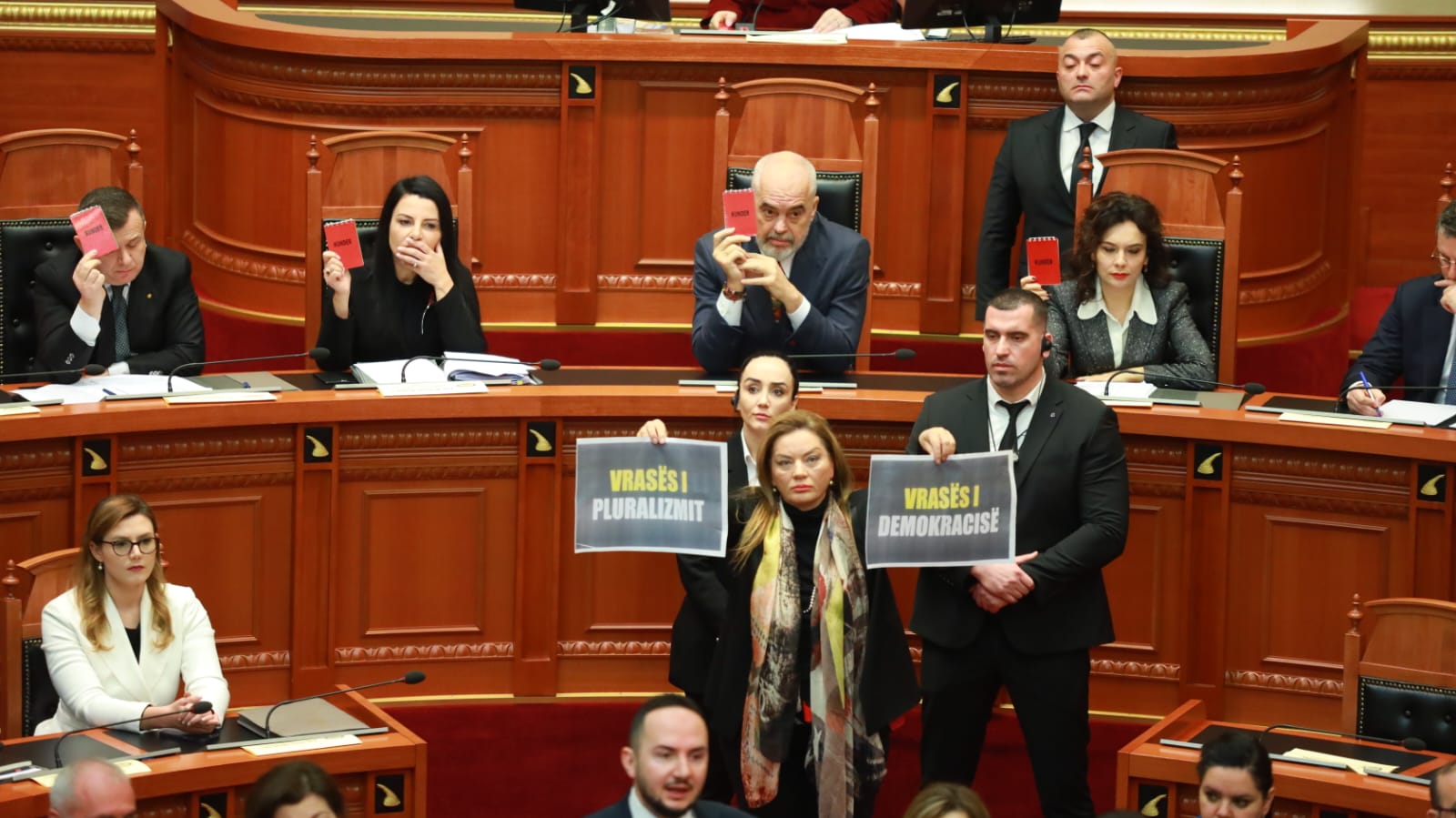 Frikë nga rregullorja e re dhe mbajtja e pagave? “Zbutet”
