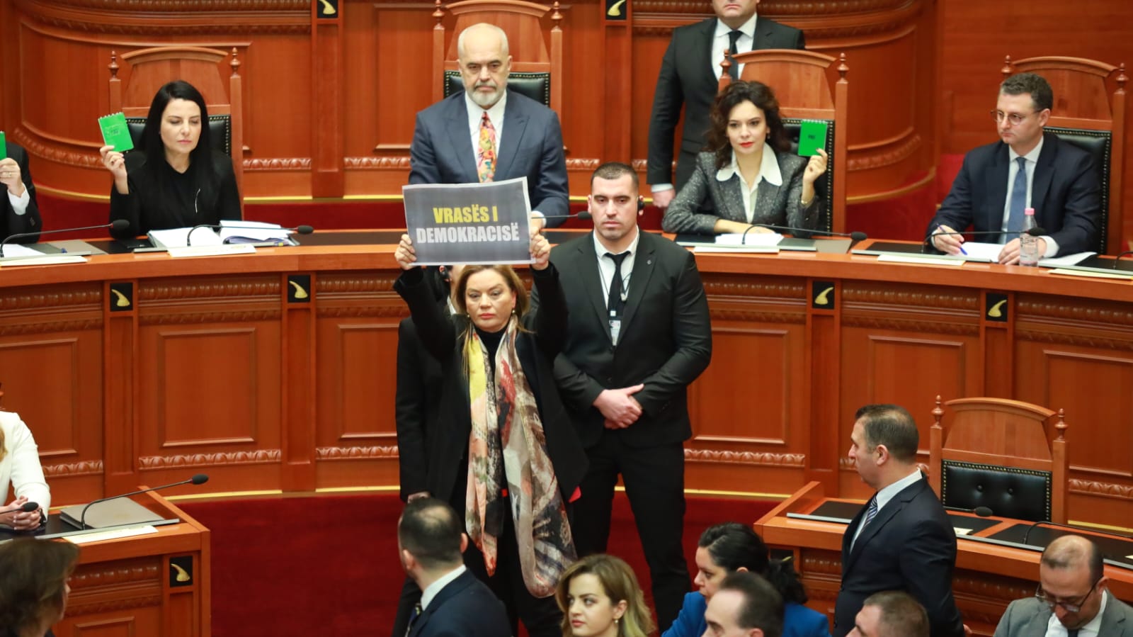 Frikë nga rregullorja e re dhe mbajtja e pagave? “Zbutet”