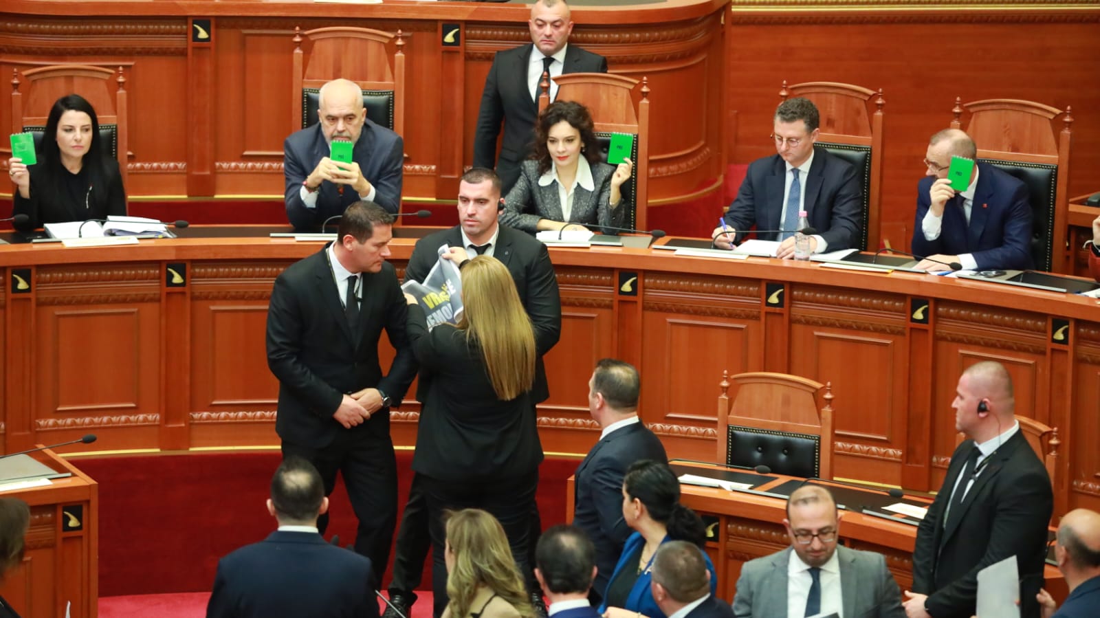 Frikë nga rregullorja e re dhe mbajtja e pagave? “Zbutet”