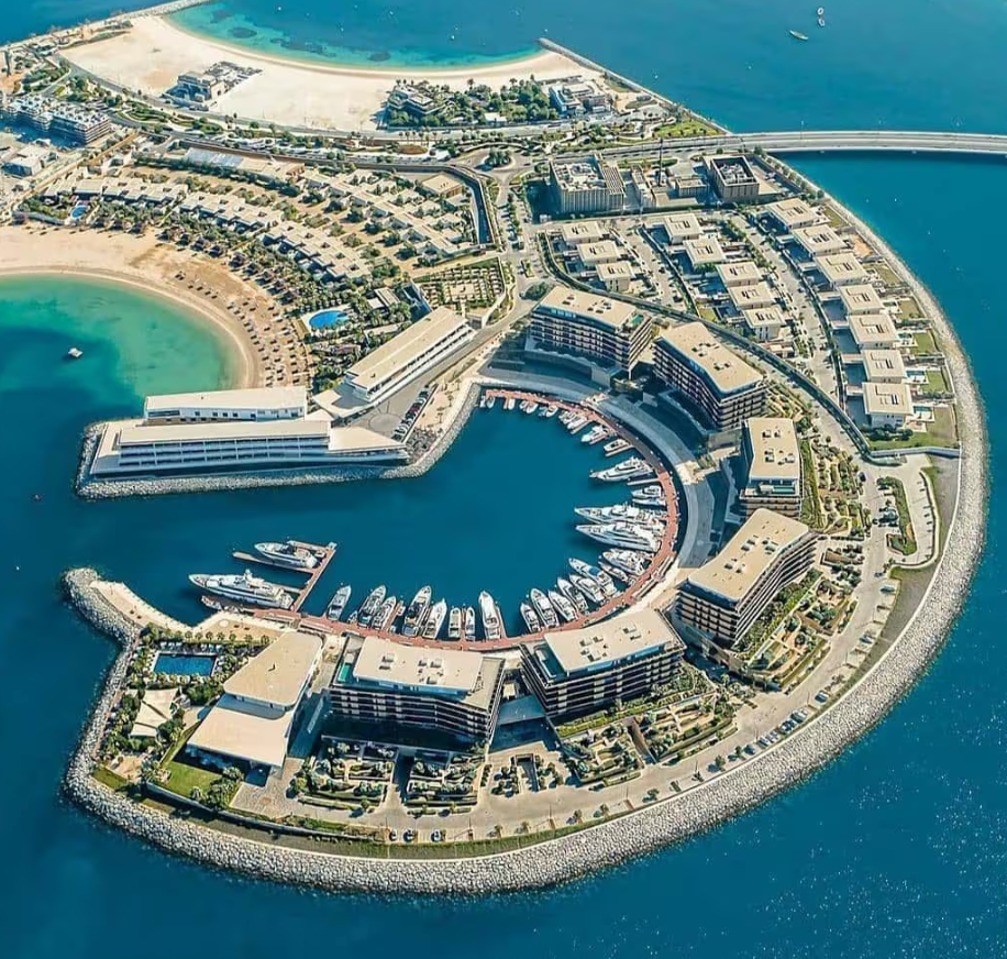 Gjithçka ekskluzive, Rolando blen vilë në ishullin e