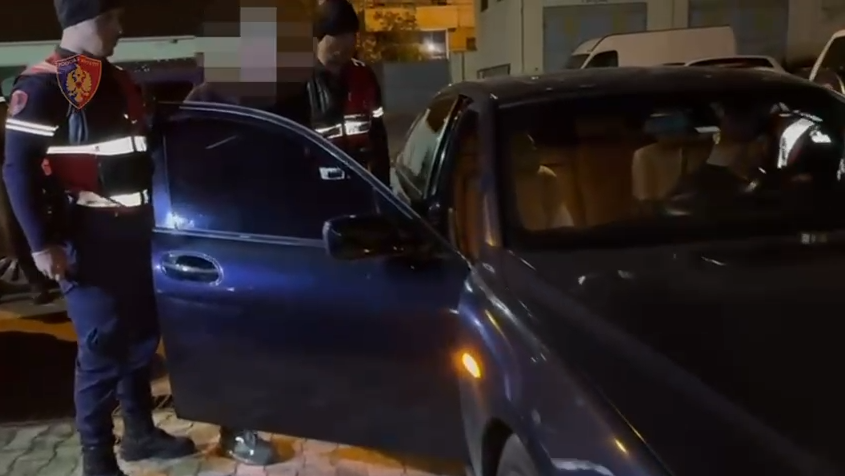 Qarkullonte me armë zjarri në makinë, arrestohet